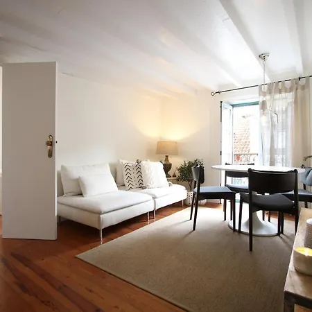Chic Urban Retreat At Downtown With Balcony & Views, 5th-floor No Lift 리스본