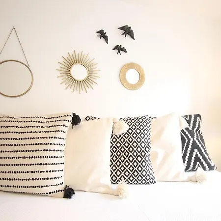 Chic Urban Retreat At Downtown With Balcony & Views, 5th-floor No Lift * 리스본