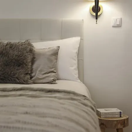 Apartment Chic Urban Retreat At Downtown With Balcony & Views *