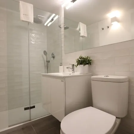 Chic Urban Retreat At Downtown With Balcony & Views, 5th-floor No Lift Lisboa