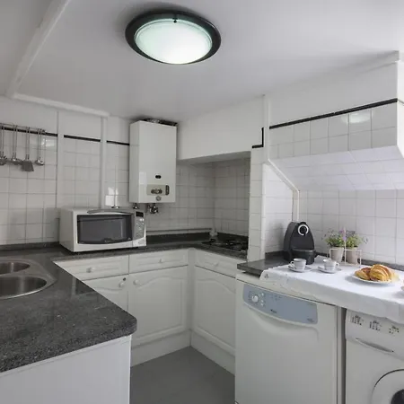 Chic Urban Retreat At Downtown With Balcony & Views, 5th-floor No Lift * 리스본