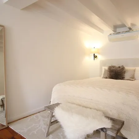 Chic Urban Retreat At Downtown With Balcony & Views, 5th-floor No Lift Lägenhet