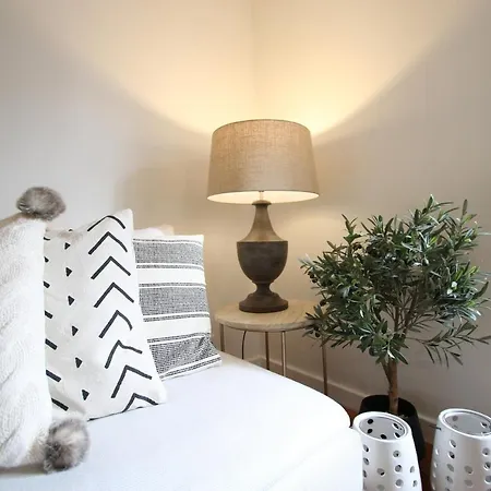 Chic Urban Retreat At Downtown With Balcony & Views Apartamento