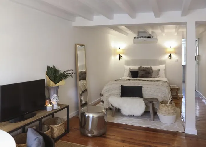 Apartment Chic Urban Retreat At Downtown With Balcony & Views, 5th-floor No Lift Lisbon