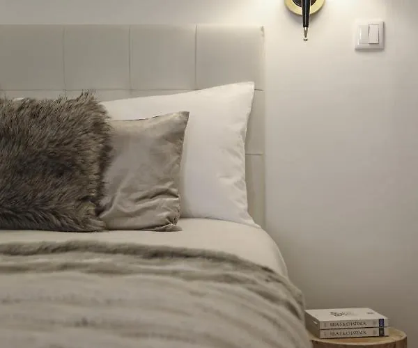 Apartment Chic Urban Retreat At Downtown With Balcony & Views, 5th-floor No Lift *