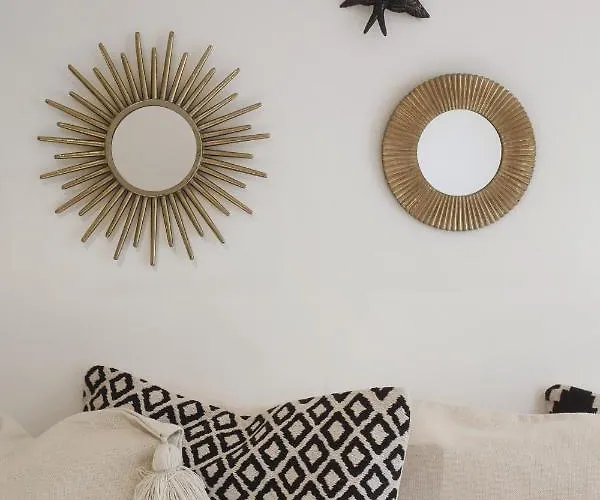 Apartment Chic Urban Retreat At Downtown With Balcony & Views, 5th-floor No Lift *