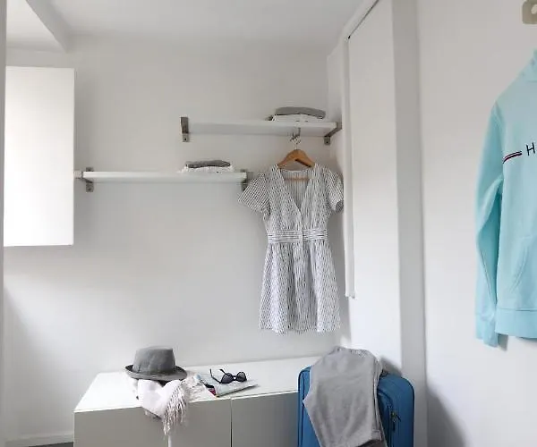 Chic Urban Retreat At Downtown With Balcony & Views, 5th-floor No Lift Lisbon