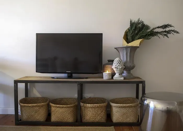 Apartment Chic Urban Retreat At Downtown With Balcony & Views, 5th-floor No Lift Lisbon