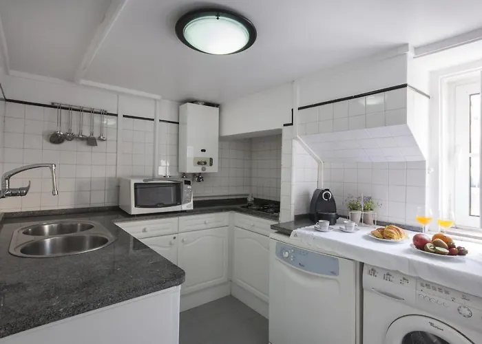 Chic Urban Retreat At Downtown With Balcony & Views, 5th-floor No Lift * Lisbon