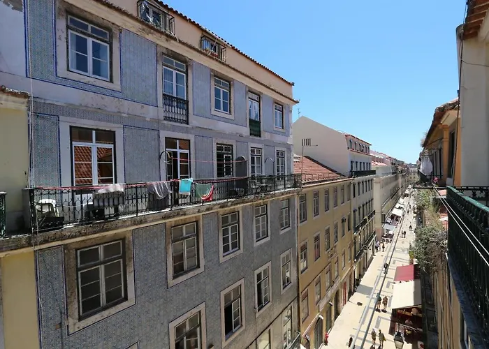 Apartment Chic Urban Retreat At Downtown With Balcony & Views, 5th-floor No Lift