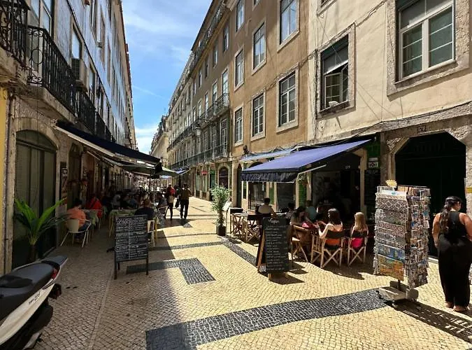 Chic Urban Retreat At Downtown With Balcony & Views, 5th-floor No Lift Apartment *