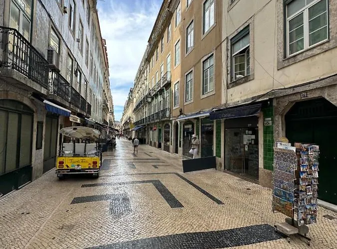 Chic Urban Retreat At Downtown With Balcony & Views, 5th-floor No Lift