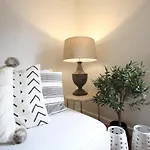 Chic Urban Retreat At Downtown With Balcony & Views, 5th-floor No Lift Appartement