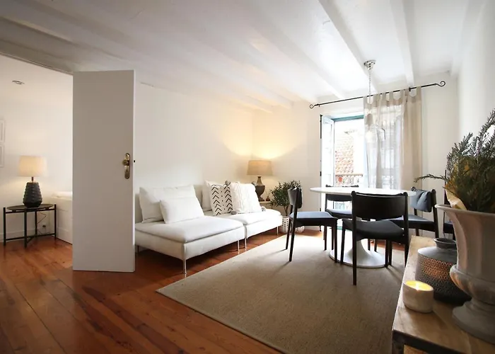 Chic Urban Retreat At Downtown With Balcony & Views, 5th-floor No Lift Lisboa