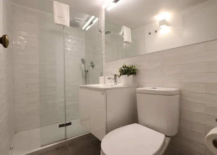 Chic Urban Retreat At Downtown With Balcony & Views, 5th-floor No Lift Lisboa