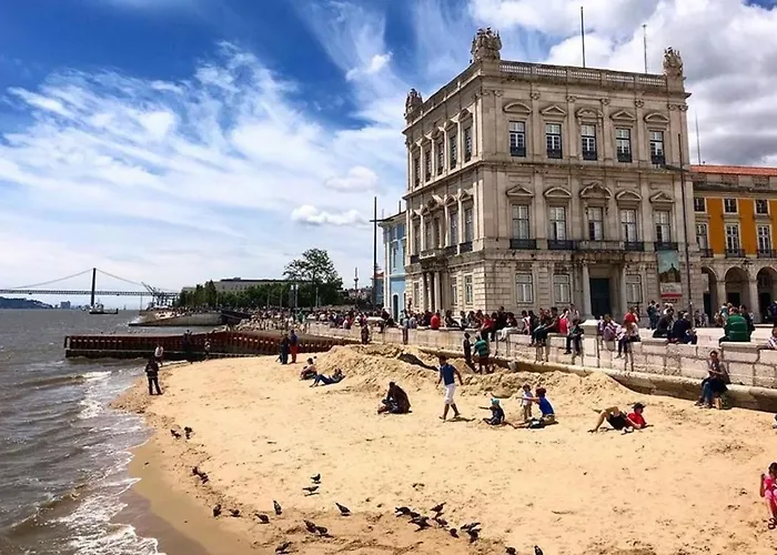 Chic Urban Retreat At Downtown With Balcony & Views, 5th-floor No Lift Lisboa