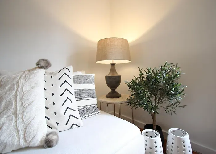 Chic Urban Retreat At Downtown With Balcony & Views, 5th-floor No Lift 公寓